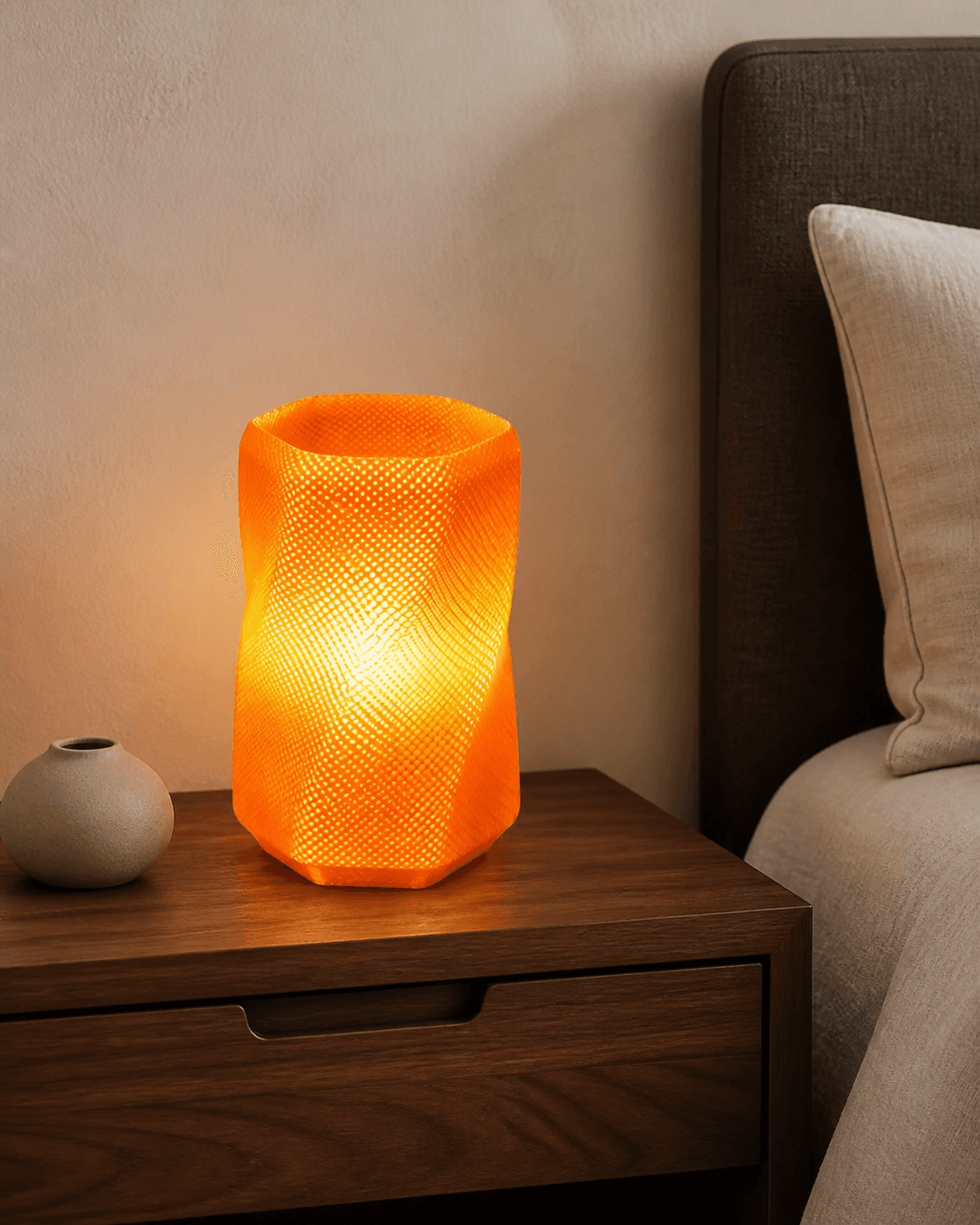 Lámpara Thor Home real encendida en una escena cálida